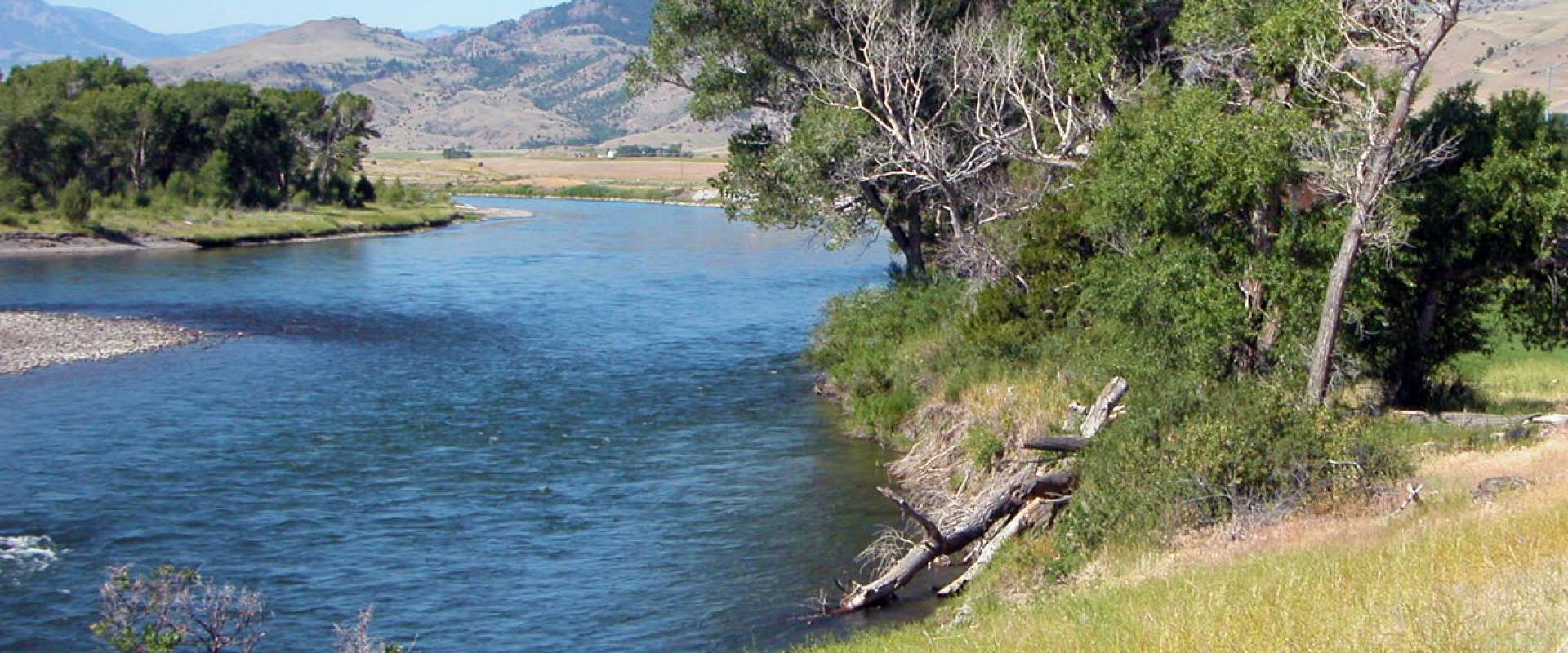 Driving Montana: Distances, Speed Limits and Car Rental Tips